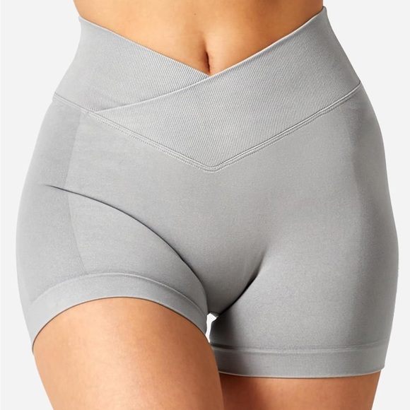 YEOREO Scrunch Butt Workout Shorts Women 3.5" Seamless V Cross Shorts - Picture 2 of 4